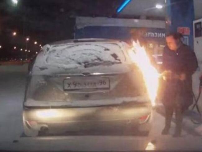Incendia su carro cuando intentaba cargar gasolina