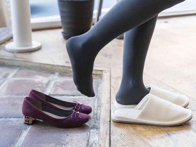 ¿Deberíamos quitarnos los zapatos al entrar a la casa? ¿sí o no?