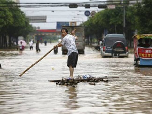 Suman 107 muertos en China por lluvias torrenciales