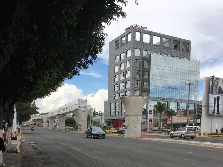Las autoridades instalaron barreras metálicas para resguardar los principales edificios de la ciudad.