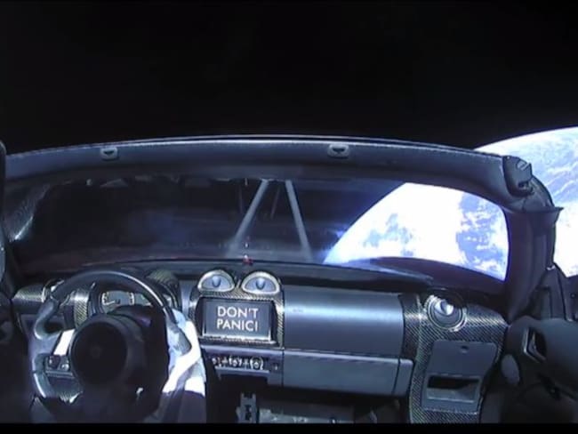 Elon Musk pone su auto en órbita
