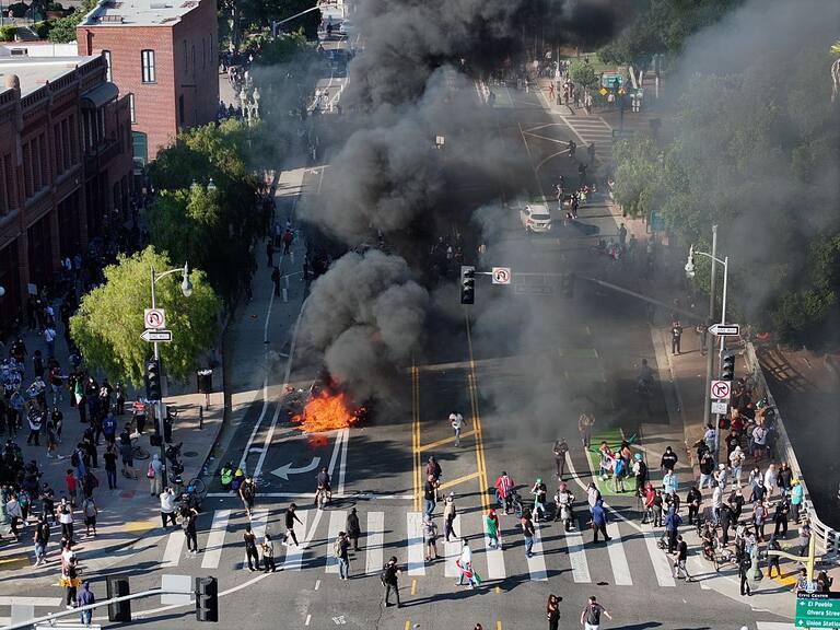 Los disturbios de los manifestantes contra las redadas masivss, incentivaron la política antimigratoria de Donald Trump.
