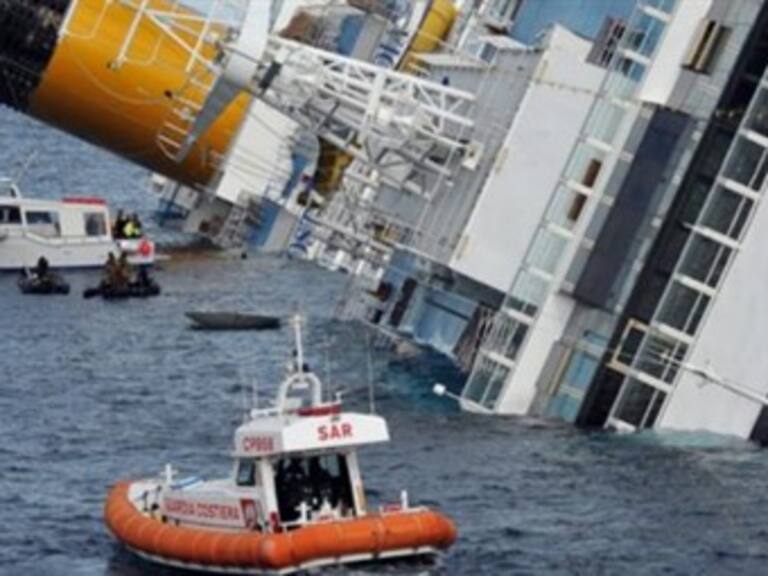 Suspenden búsqueda de desaparecidos en parte sumergida de crucero