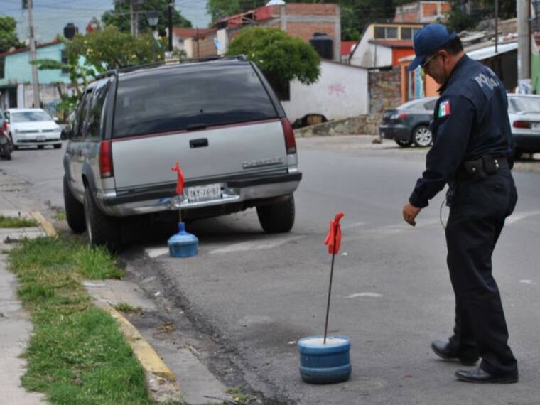 #YoDenuncio: Mi vecino acapara vía pública para estacionar sus autos