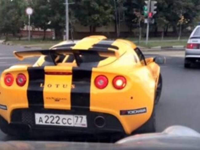 La conductora de este auto deportivo te dejará con la boca abierta