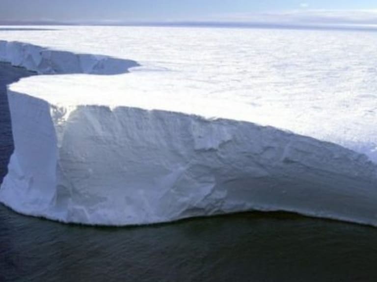 Encienden alertas, iceberg gigante está por desprenderse en la Antártida