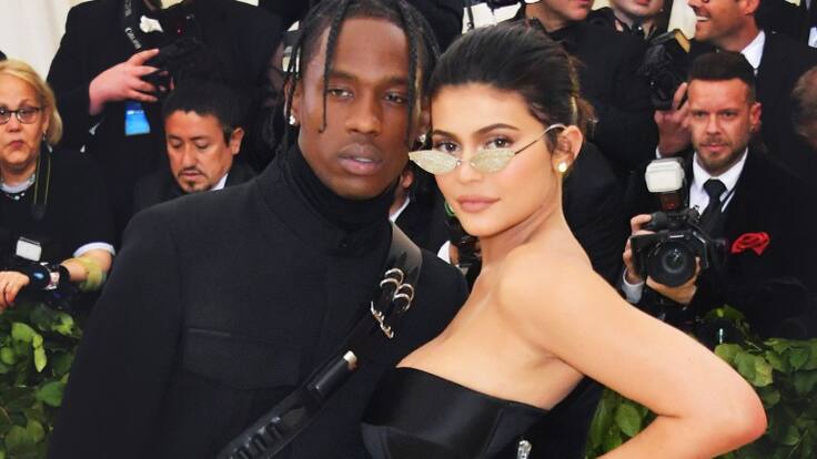 Kylie Jenner y Travis Scott posan en atrevida portada