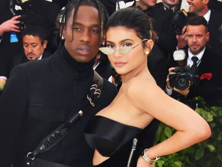 Kylie Jenner y Travis Scott posan en atrevida portada