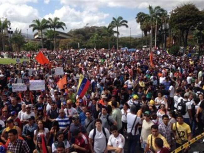 Culmina sin incidentes masiva protesta opositora en Caracas