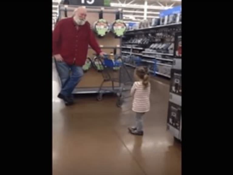 Una niña confunde a un hombre con santa en el super y él le sigue la corriente