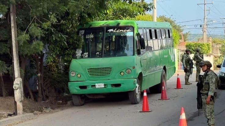 Balean camión con estudiantes en Escuinapa, Sinaloa; el conductor resulta lesionado