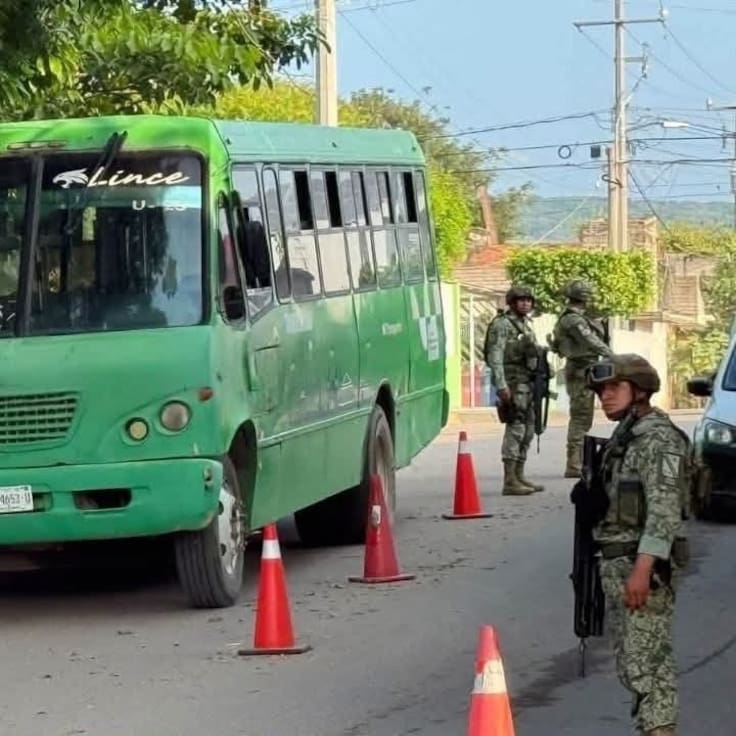 Balean camión con estudiantes en Escuinapa, Sinaloa; el conductor resulta lesionado