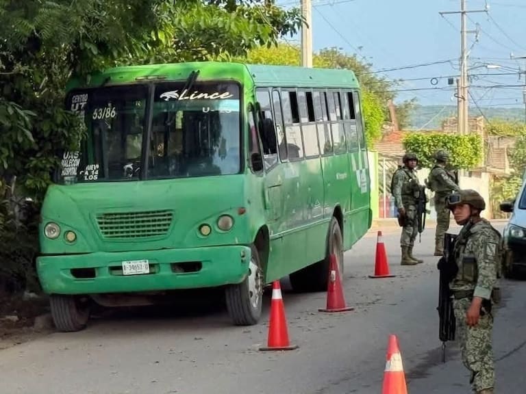 Un camión del transporte público que trasladaba estudiantes fue atacado a balazos en el municipio de Escuinapa, Sinaloa