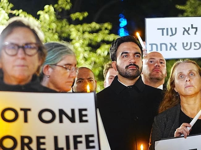 ¡Cancelan a Zohran Mamdani! El alcalde de Nueva York ha sido abucheado por unirse a recordar el 7 de octubre junto a israelíes