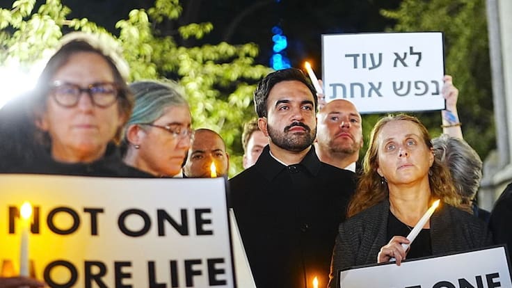 ¡Cancelan a Zohran Mamdani! El alcalde de Nueva York ha sido abucheado por unirse a recordar el 7 de octubre junto a israelíes