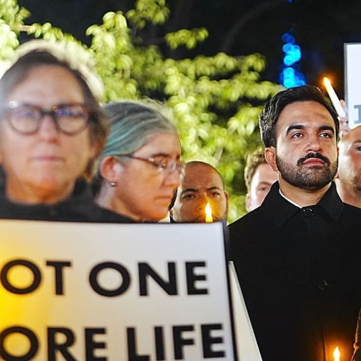 ¡Cancelan a Zohran Mamdani! El alcalde de Nueva York ha sido abucheado por unirse a recordar el 7 de octubre junto a israelíes