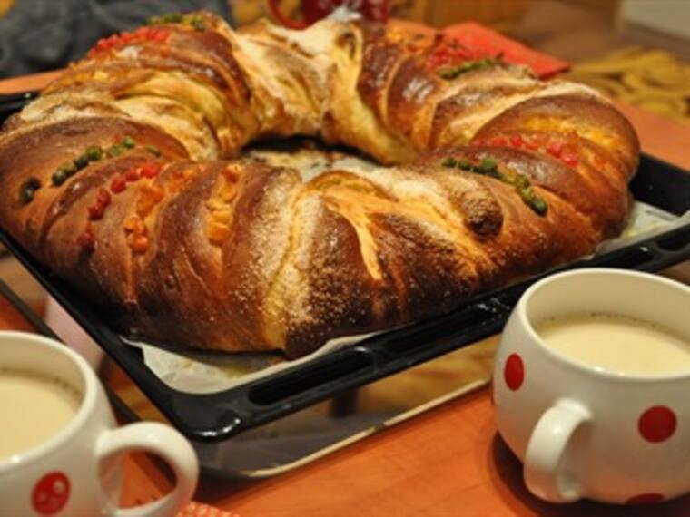 Rosca de Reyes. Francisco Galindo, presidente de la CANAINPA, Lourdes Gamba, panadera e Inés Saavedra, experta gourmet
