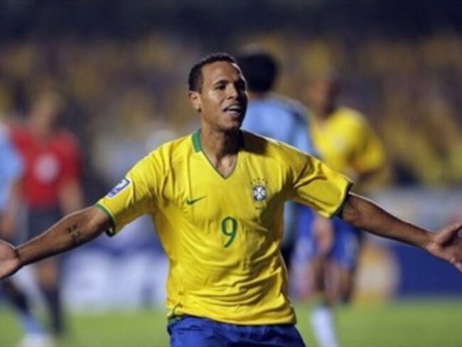 Errores arbitrales y un golazo de Luis Fabiano, imágenes de los octavos