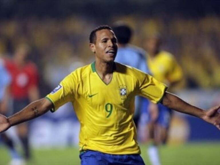 Errores arbitrales y un golazo de Luis Fabiano, imágenes de los octavos