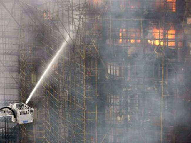 Deja un muerto y ocho heridos incendio en Milán