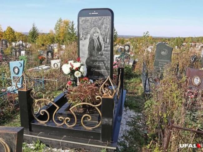 Realizan lápida en forma de iPhone