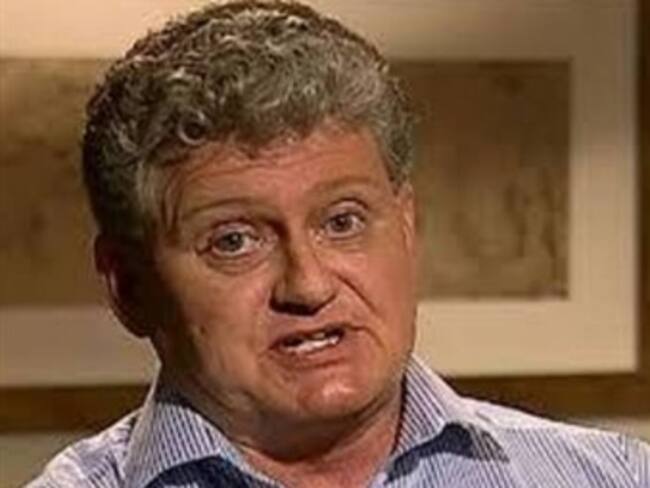 Llega a Moscú el padre de Edward Snowden