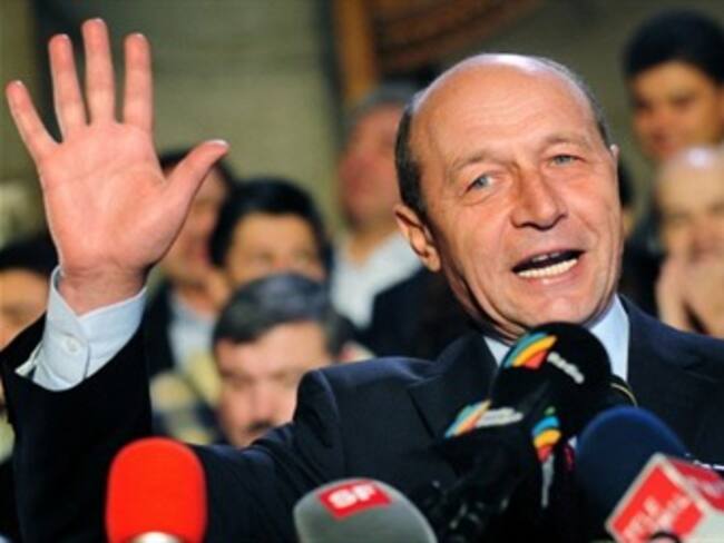 Basescu, reelecto presidente de Rumania; oposición denuncia fraudes