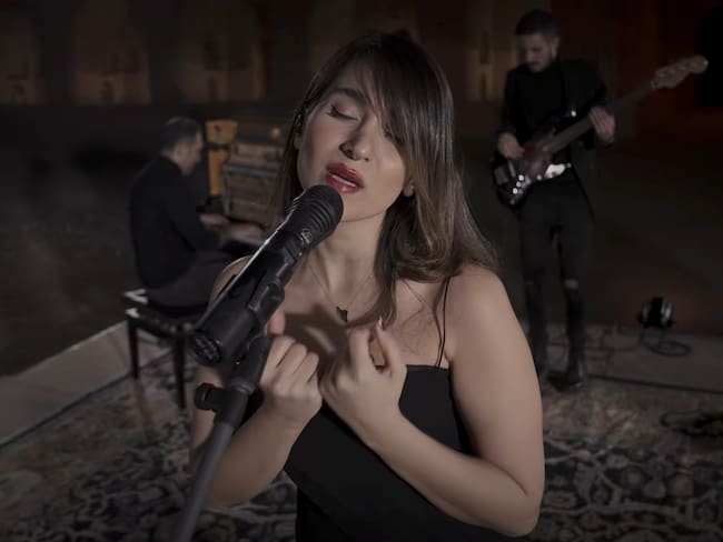 Parastoo Ahmadi, la cantante iraní castigada con 74 latigazos por cantar sin velo en un concierto virtual