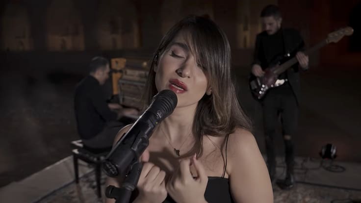 Parastoo Ahmadi, la cantante iraní castigada con 74 latigazos por cantar sin velo en un concierto virtual