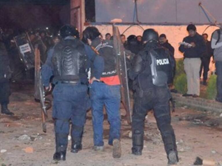 Consignan a 49 normalistas en Michoacán