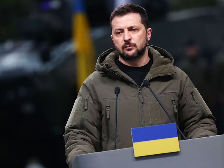 El presidente ucraniano Volodimir Zelenski lamentó que Estados Unidos deje de enviarle información de inteligencia y avale el bloqueo de señal de internet a sus fuerzas armadas.