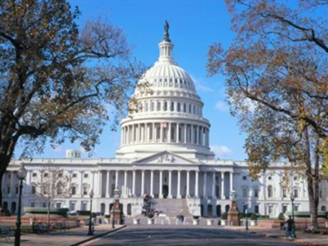 Senado de EU confirma a Holder como secretario de Justicia