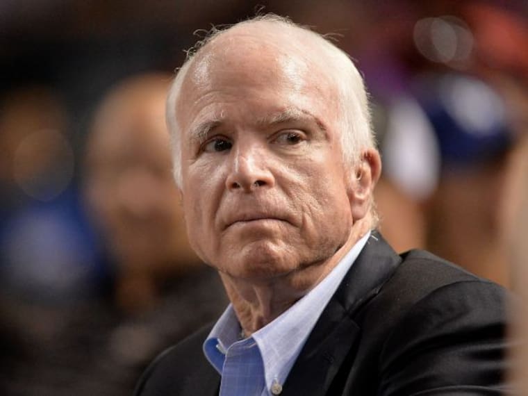 John McCain busca reglamentar publicidad política en Facebook y Google