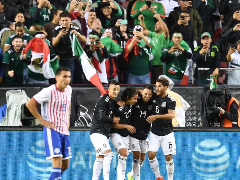 Javier Hernández festeja su gol.