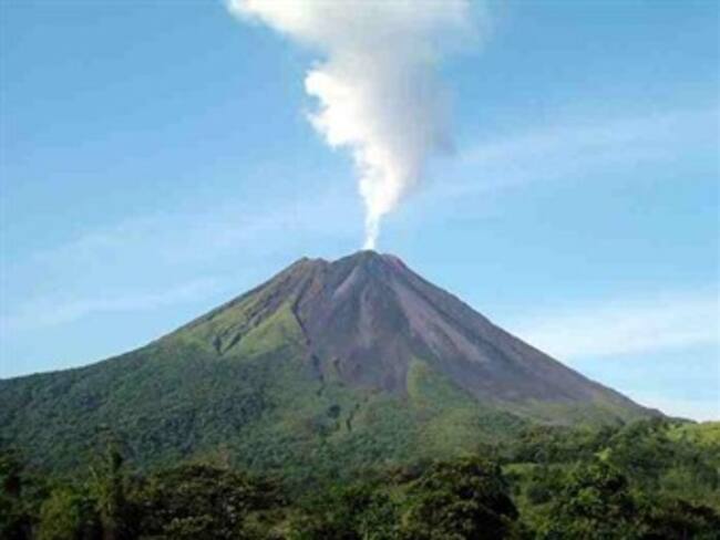 Volcán continúa arrojando ceniza y obstaculiza vuelos