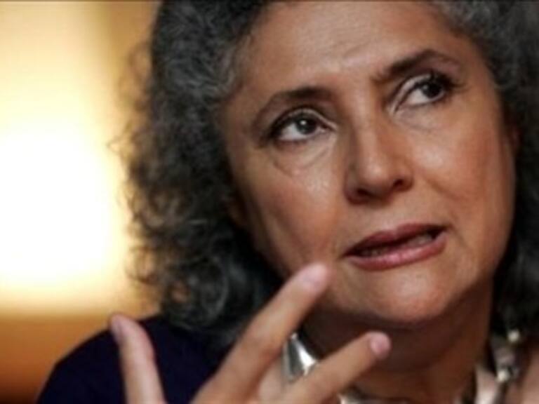 Llama Laura Esquivel a los jóvenes a no desistir de sus ideales