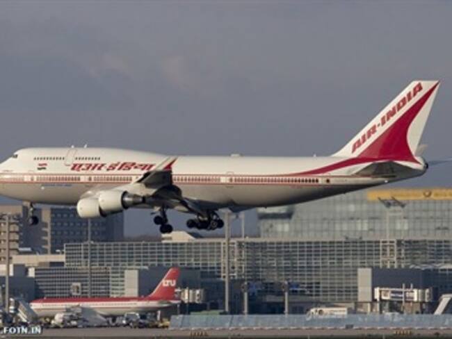 Se buscan las cajas negras entre restos del incendiado Boeing 737 de Air India