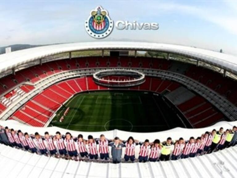 Toma Chivas foto oficial del Apertura 2013 en techo del Omnilife