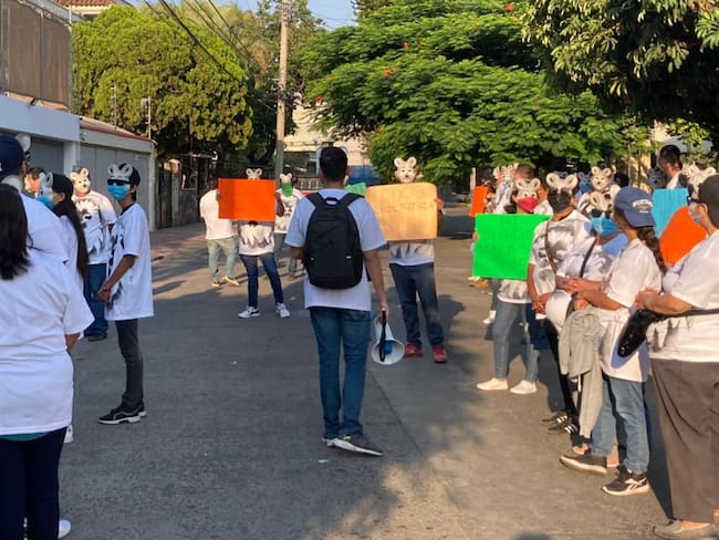 Protestan en domicilios de Rector UdeG y Raúl Padilla