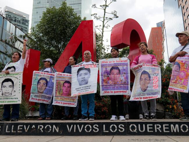 AMLO ofrece recompensa para encontrar a estudiantes de Ayotzinapa