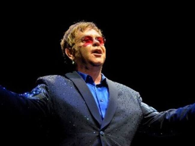 Exige Elton John estadio 'climatizado' para recital en Brasil