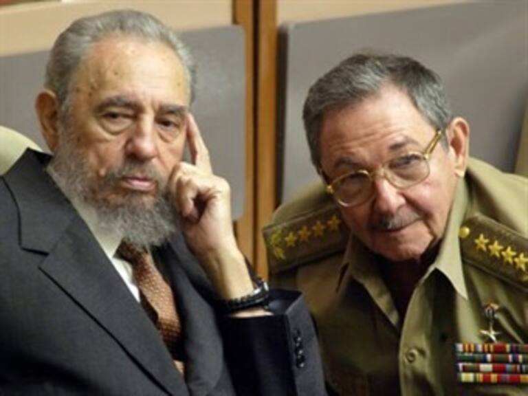 Visitan Fidel y Raúl Castro a Chávez