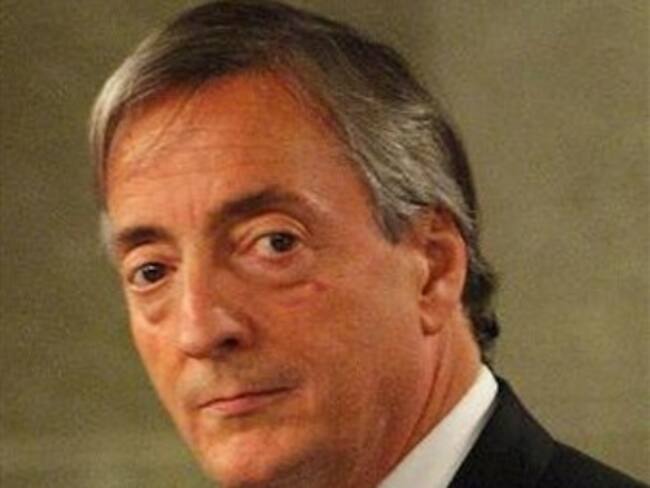 Llega avión con restos de Kirchner a Argentina