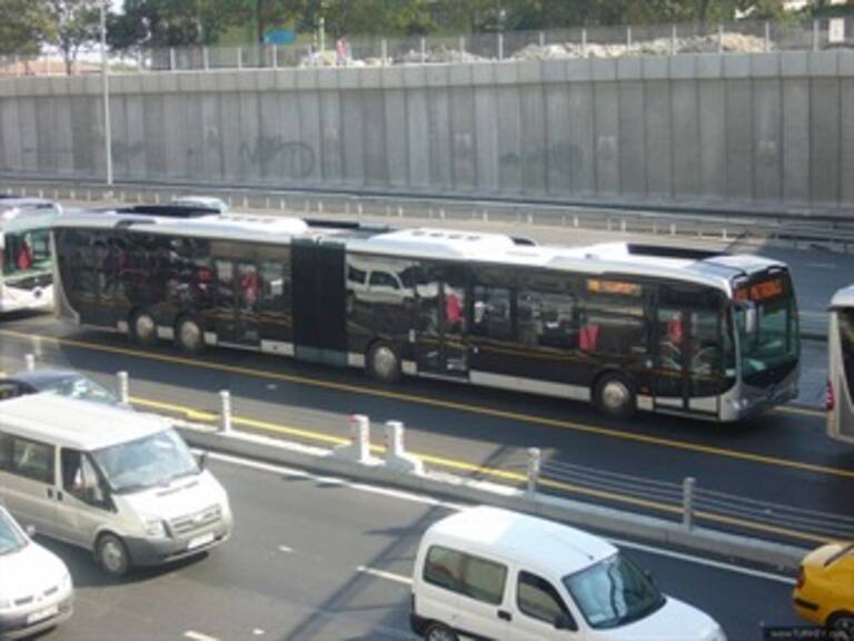 Embiste Metrobús un auto en Eje 4 Sur