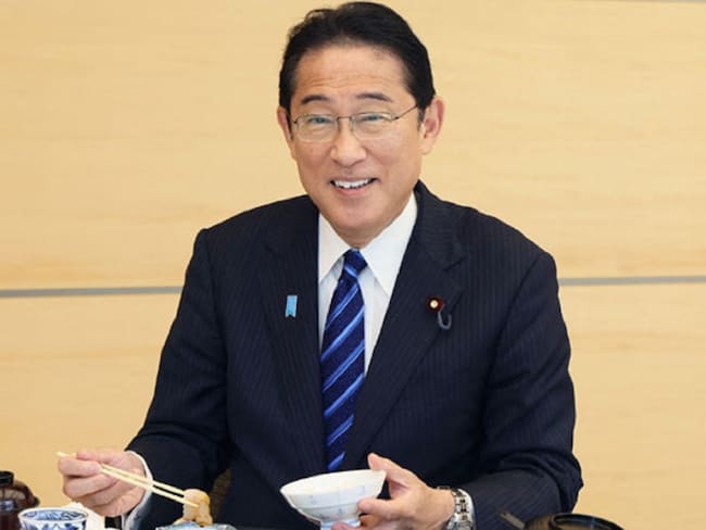Primer ministro japonés come pescado Fukushima para demostrar que es seguro