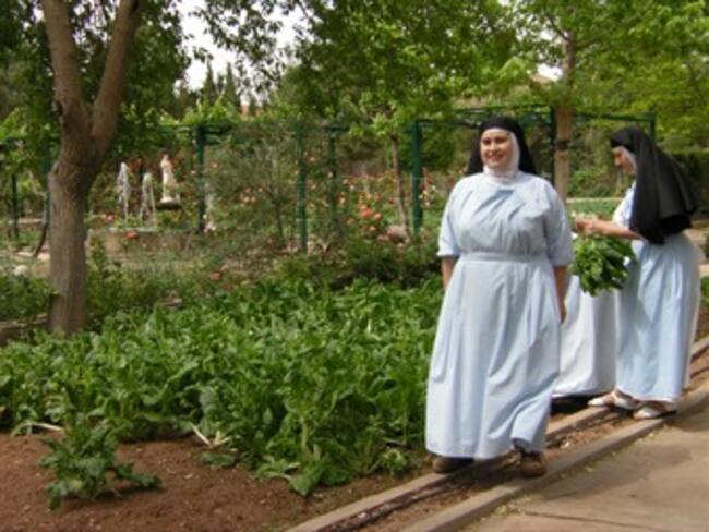 Arrestan a británicos por disfrazarse de monjas