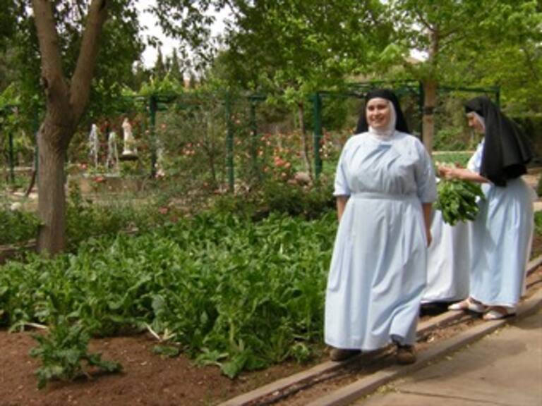 Arrestan a británicos por disfrazarse de monjas