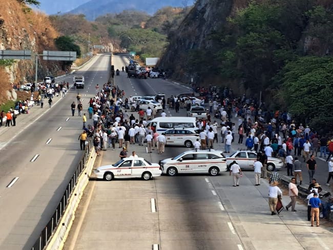 ¡Toma precauciones! Autopista del Sol y federal a Acapulco permanecen bloqueadas ciudadanos rechazan policías comunitarios