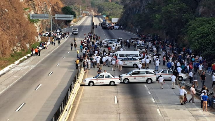¡Toma precauciones! Autopista del Sol y federal a Acapulco permanecen bloqueadas ciudadanos rechazan policías comunitarios