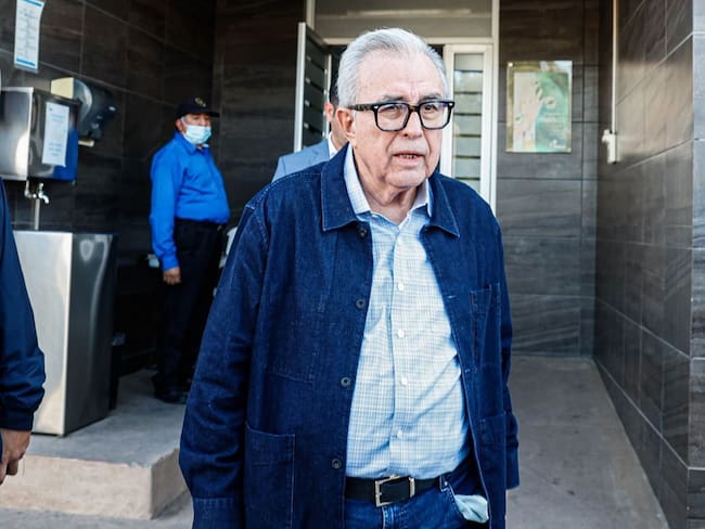 DEA acusa a Rubén Rocha Moya y a nueve funcionarios mexicanos por delitos de trasiego de armas y drogas